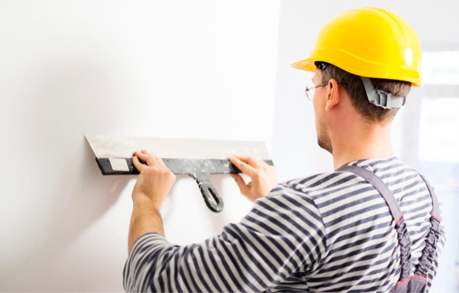 Перед поклейкой обоев поверхность стен должна быть выровнена.