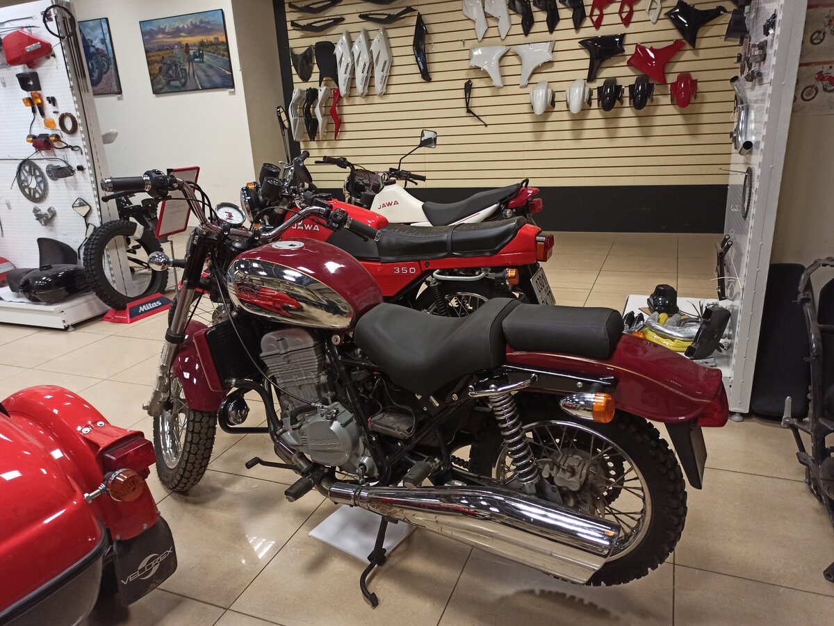 Мотоцикл Ява 650 Классик вишневого цвета