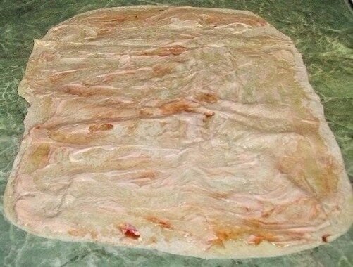 
2. Сыр потрите на терке и выложите на лаваш.
3. Мясные продукты или мясо (предварительно отваренные) порежьте длинными брусочками и выложите на лаваш.