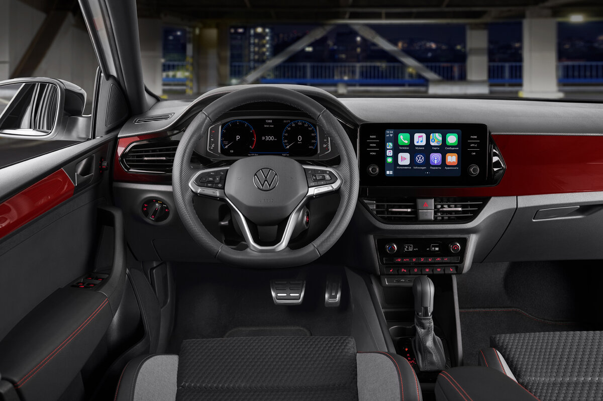 Красные акцентные вставки оживляют интерьер