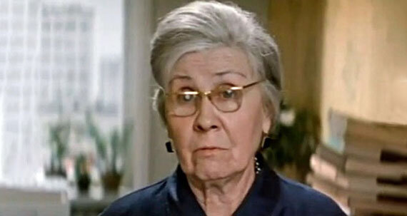 Александра Панова. Кадр из фильма «Возле этих окон...»