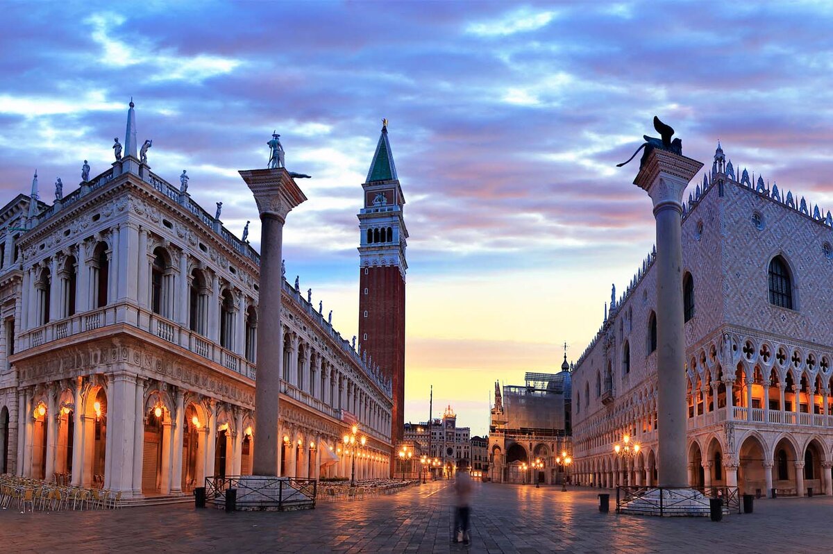 На фото дворец Дожей и площидь Святого Марка ночью 