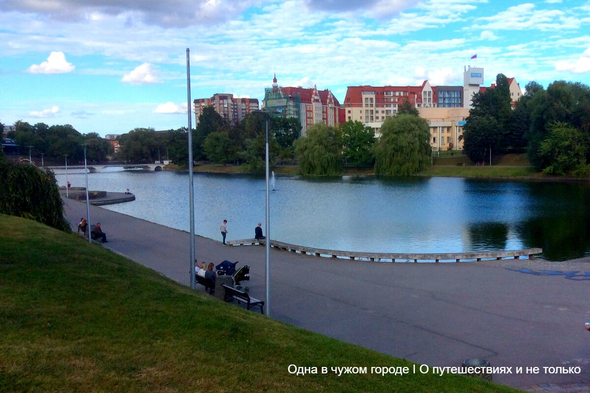 Однако жителям такая идея по душе не пришлась. Они настояли на том, чтобы пруд был сохранён, а его окрестности превратились в парк. Что в результате и было сделано - вокруг пруда были разбиты аллеи и променады, появился концертный зал.