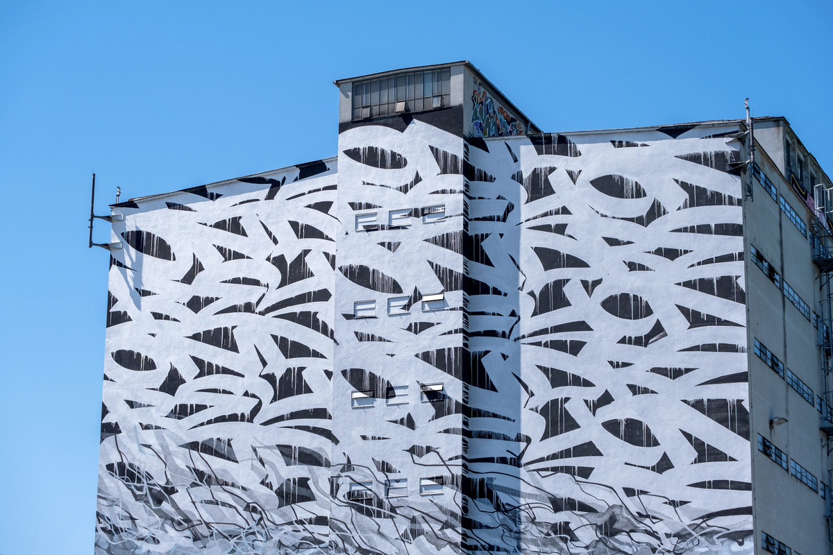 Иногда для стильного мурала хватает и одного цвета