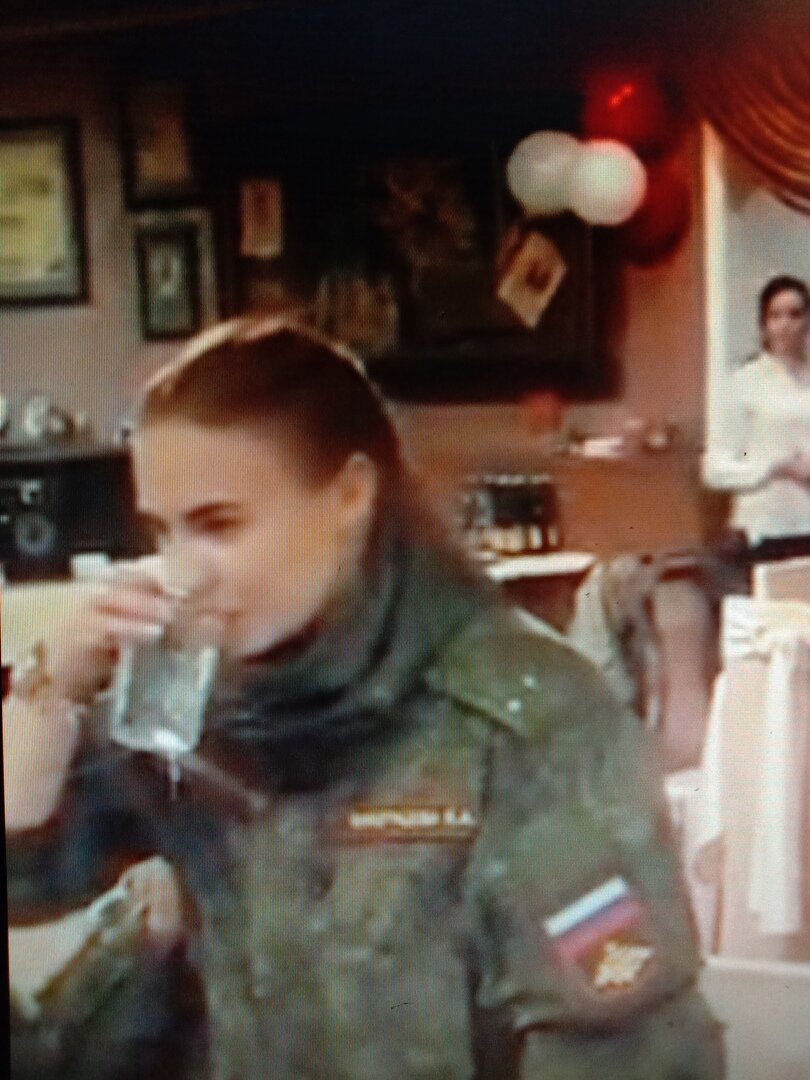 Лейтенант Елена Виноградова представляется по случаю назначения на должность. Картинка взята из видеоролика. Источник информации: https://trinixy.ru/201869-v-chem-to-devushki-v-rossiyskoy-armii-ne-ustupayut-muzhchinam-vypila-stakan-i-poprobovala-predstavitsya.html. 