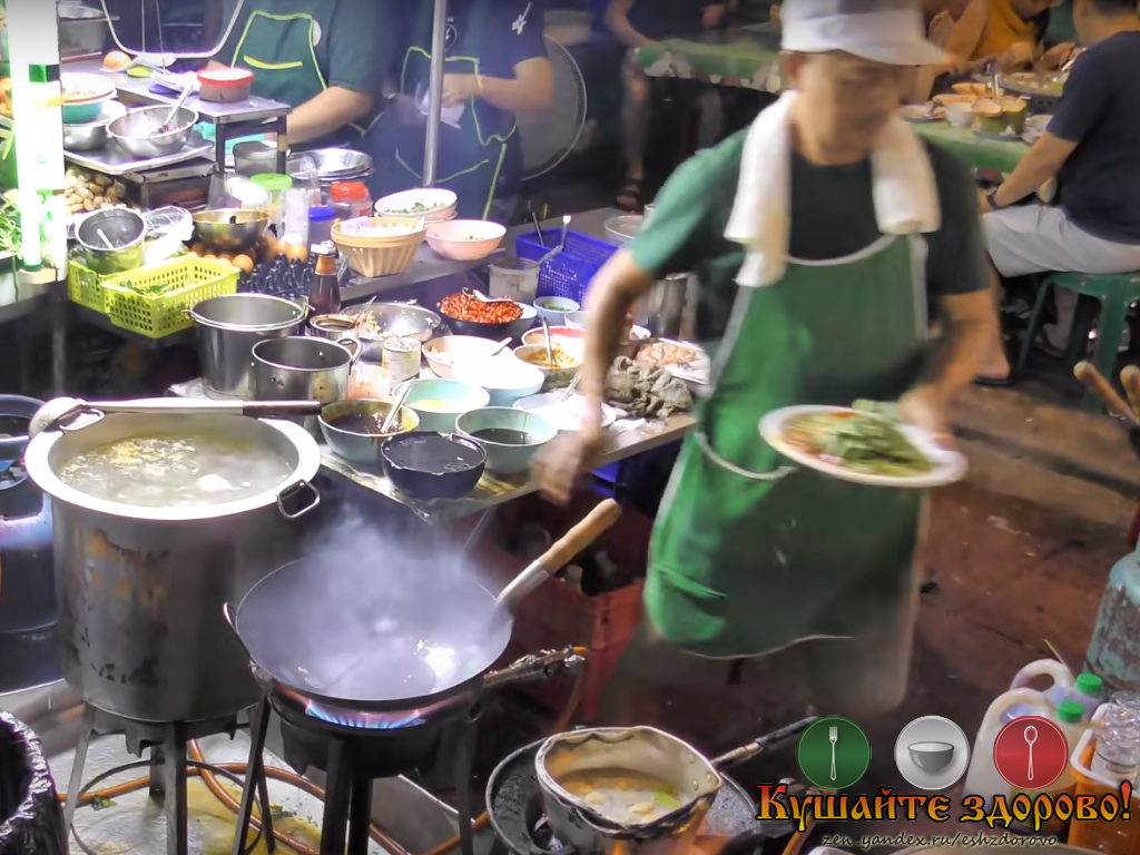 Приготовление пищи в уличном ресторанчике на Хайнане