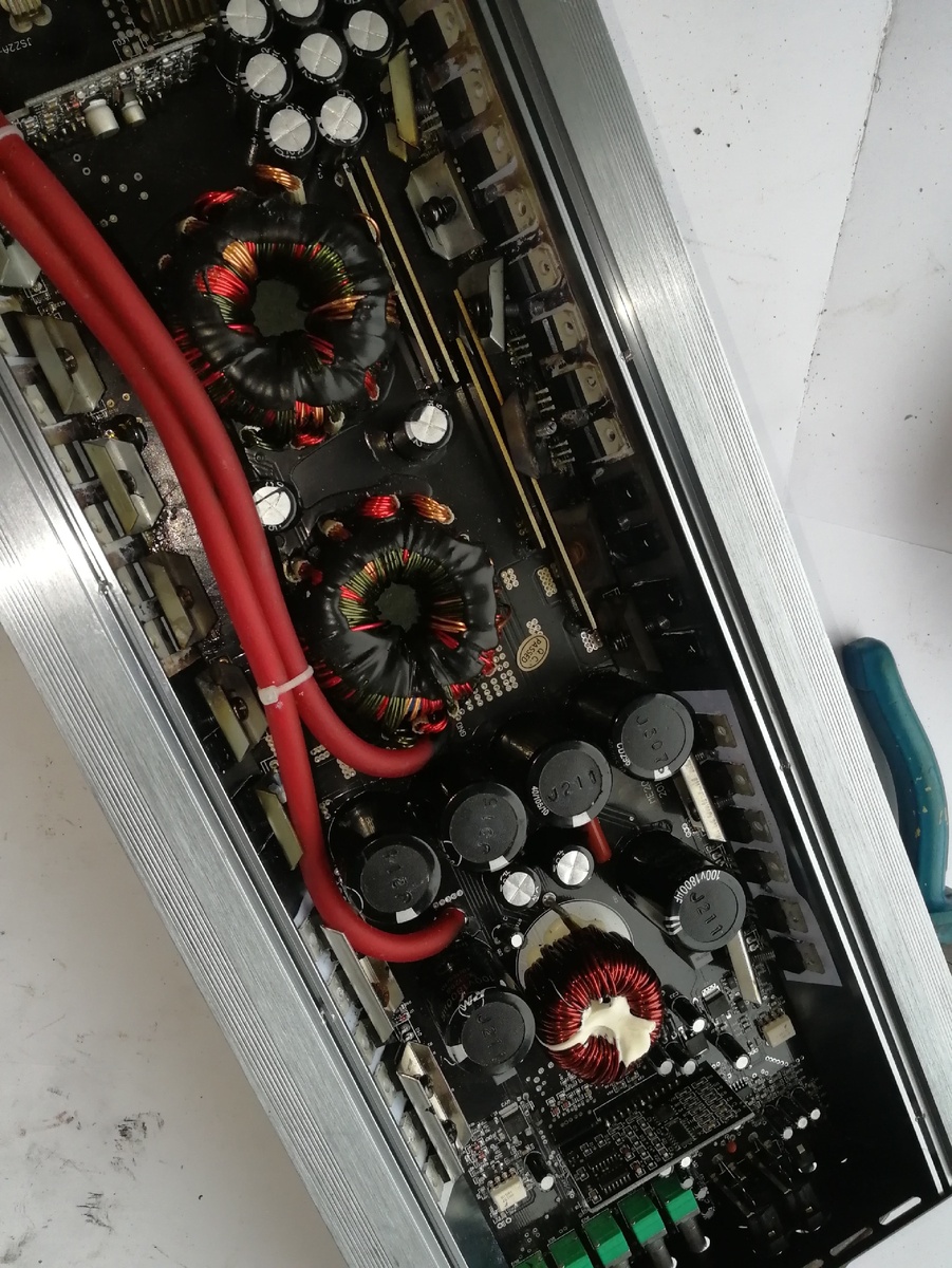 Внутренности усилителя.