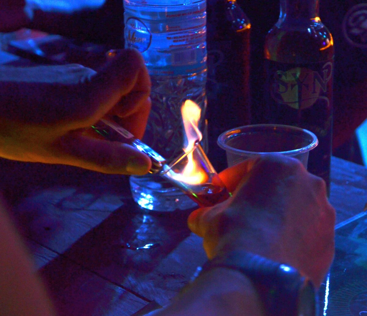 на острове ночью, вечеринка