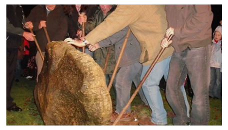 Мужики пытаются сдвинуть! Источник: яндекс-картинки.