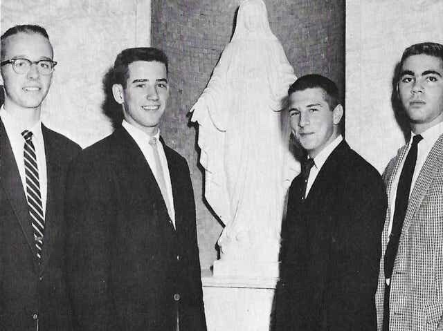 Второй слева, в старшем классе средней школы.