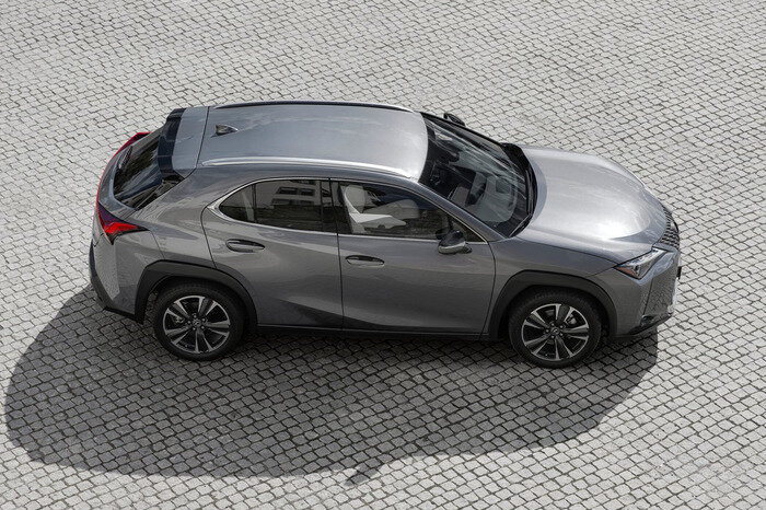 Lexus UX очень приятен в управлении. Грамотный настройки шасси, рулевого управления и тормозов позволяют действительно получать удовольствие за рулем.