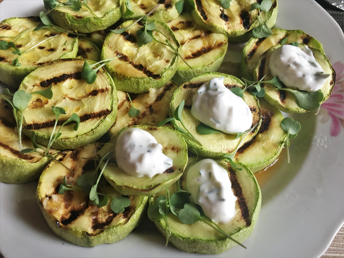 Овощи можно подать с соусом. Сметанный соус с чесноком и зеленью на фотографии автора