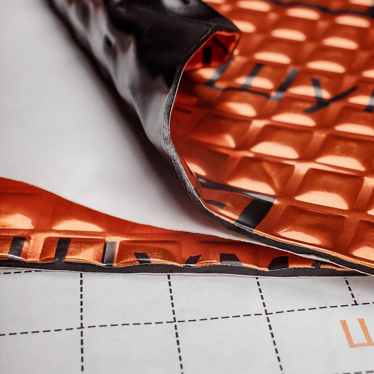 Материал Шумоff серии M3 - самоклеящийся, вибропоглощающий (снижающий уровень шума) материал. Лицевое покрытие материалов - алюминиевая фольга оптимальной степени жесткости и толщины, которая обеспечивает механическую защиту мастичного слоя и повышает его виброакустические свойства. Мастичный слой - высоконаполненная полимерная композиция на каучуковой основе с комплексом компонентов, повышающих виброакустические свойства материала, закрытая антиадгезионной бумагой с логотипом