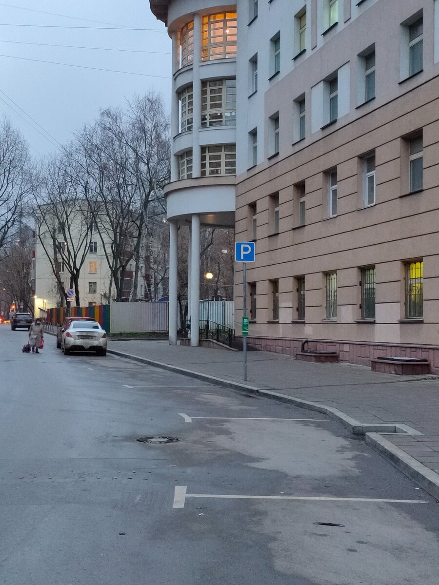 Поликлиника на Зоологической улице при Филатовской больнице. Сейчас к вечеру все массово разъехались, но днём здесь не протолкнуться. Фото Артюхов Д.