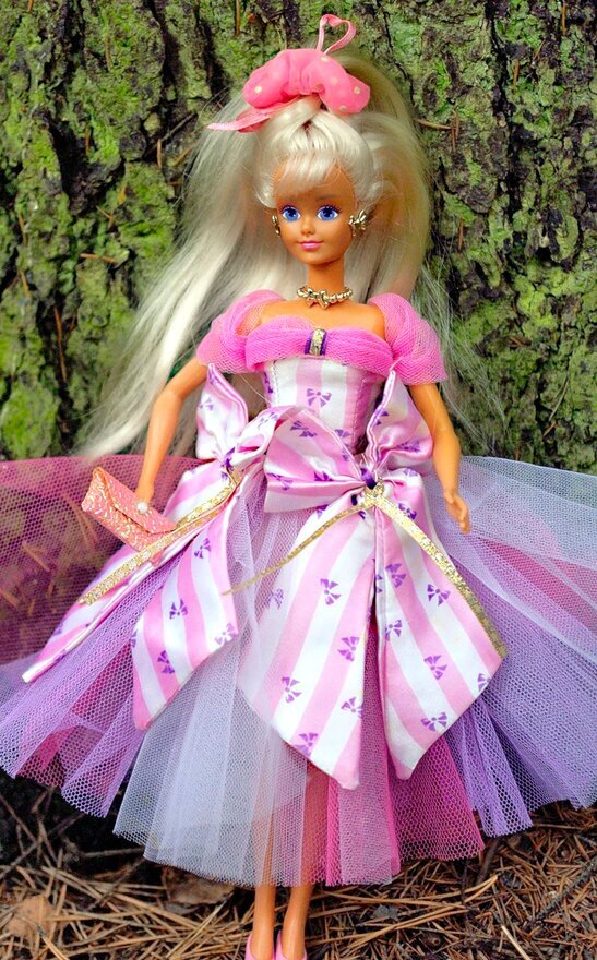 в живую , источник - http://forum-dollplanet.ru/viewtopic.php?f=67&t=16463&sid=747f09067bc4620a915058723cd8c14d&start=30