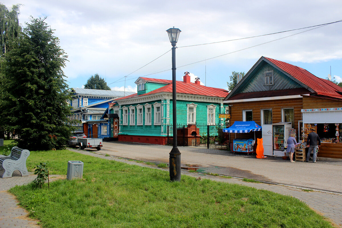 В центре снимка дом купца Плеханова