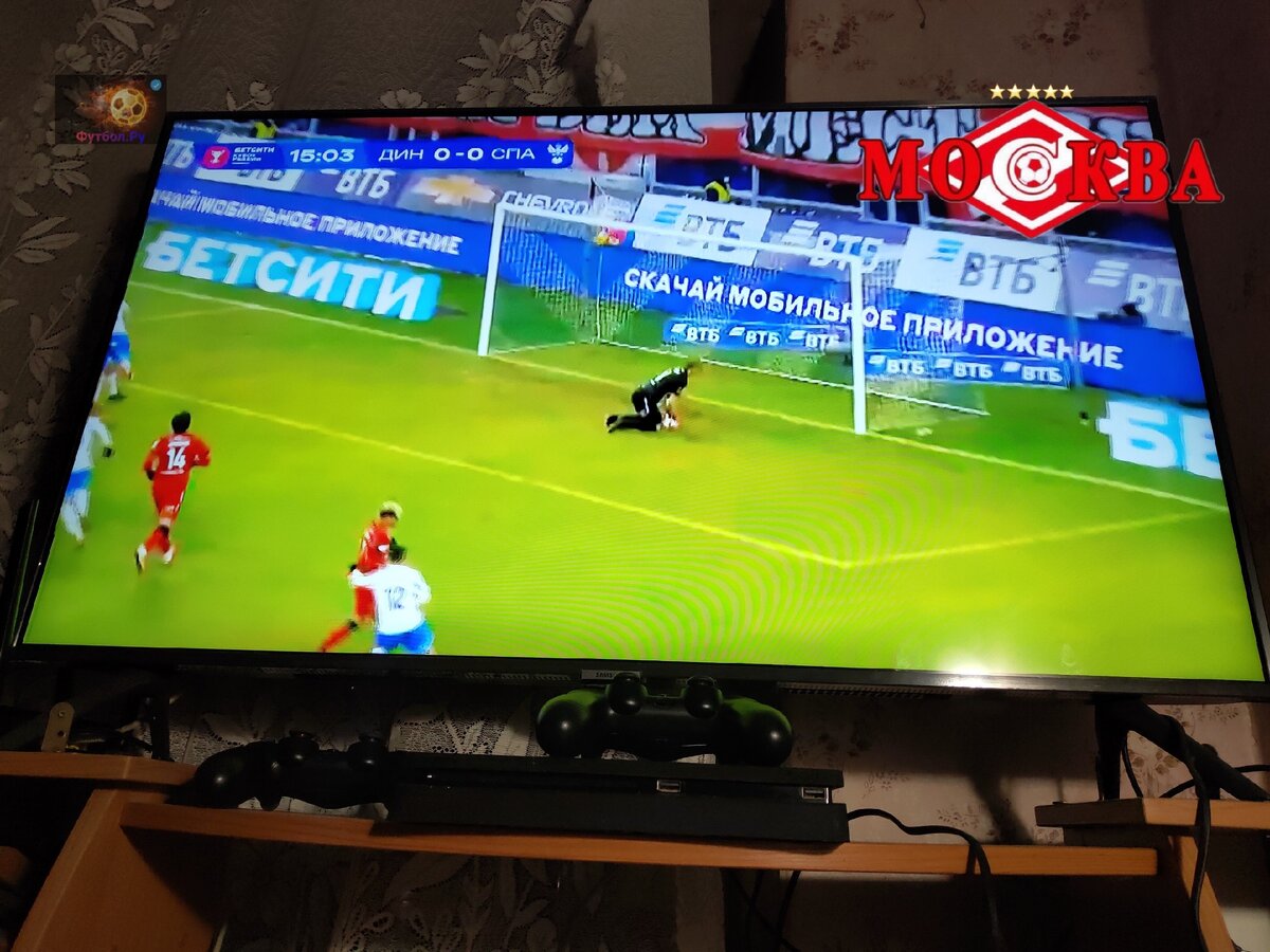 Фомин забивает пенальти. Фото сделано во время трансляции матча "Динамо"-"Спартак" на "Матч ТВ"