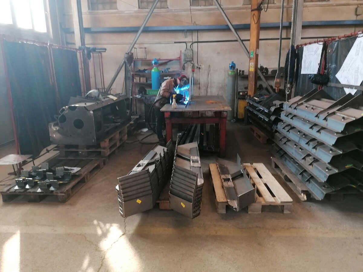 Местный сварщик за работой. Ещё 2 фото справа ->->