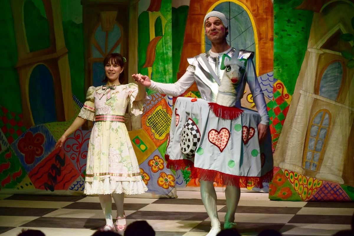 Алиса - Наталья Небалуева, Белый Рыцарь - Мирослав Бестаев