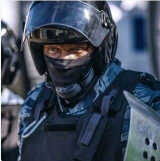Сотрудник правоохранительных органов России защищает нашу Родину от фашистов.