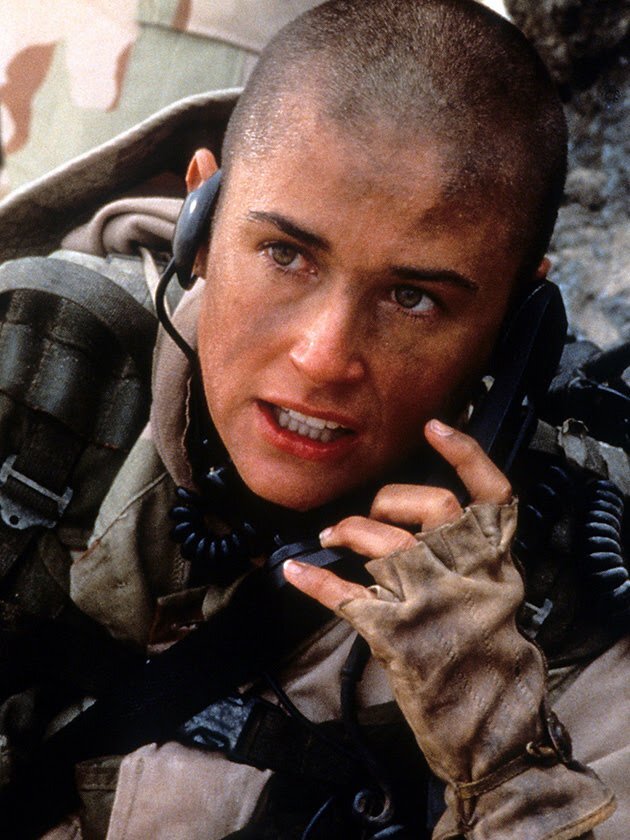 Мур побрилась наголо для роди в фильме «Солдат Джейн» — и не пожалела! Фильм действительно стал культовым и знаковым для карьеры самой Деми, а она просто очаровательно выглядела в новом имидже — ультра-короткая стрижка совсем не портила прекрасное лицо актрисы.