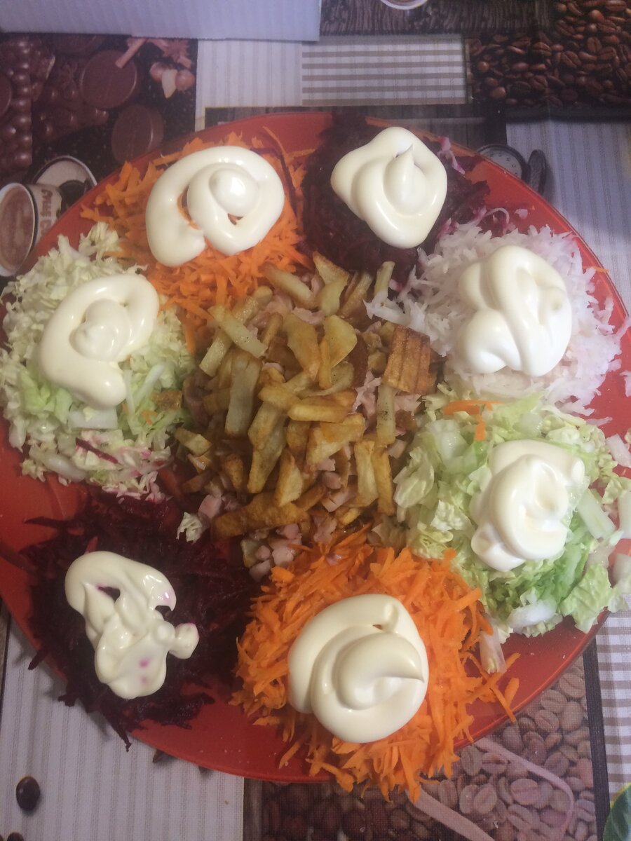 Салат "Козел в огороде" (из песни слов не выкинешь, даже если название не нравится). Перемешивается на праздничном столе, когда гости увидели все ингредиенты