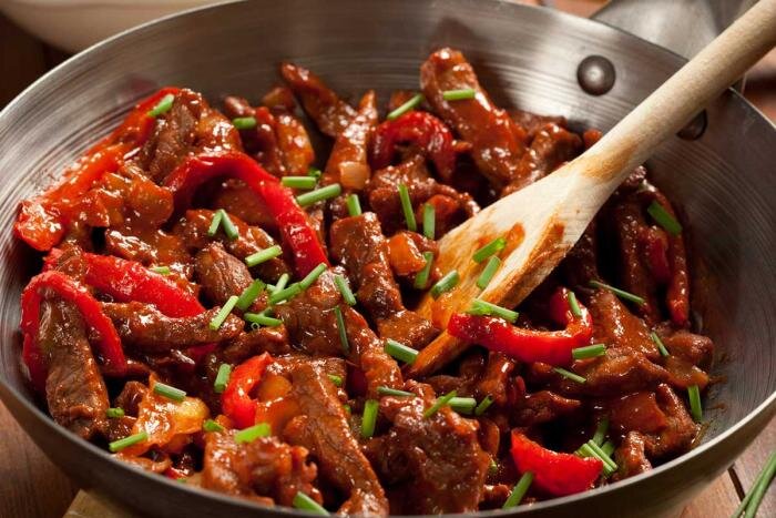 Традиционная тайская кухня — это смесь острых и сладких вкусов с ароматными специями. Если вы давно искали новые рецепты, предлагаем попробовать мясо по-тайски из говядины, от которого невозможно отказаться. Секреты приготовления — в статье.