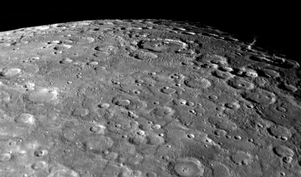 Это поверхность Меркурия - очень легко спутать с лунной!