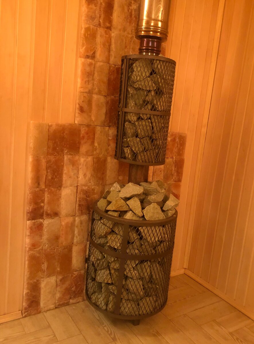 Розовая гавайская плитка в парилке на стене за печкой. Фото автора статьи.