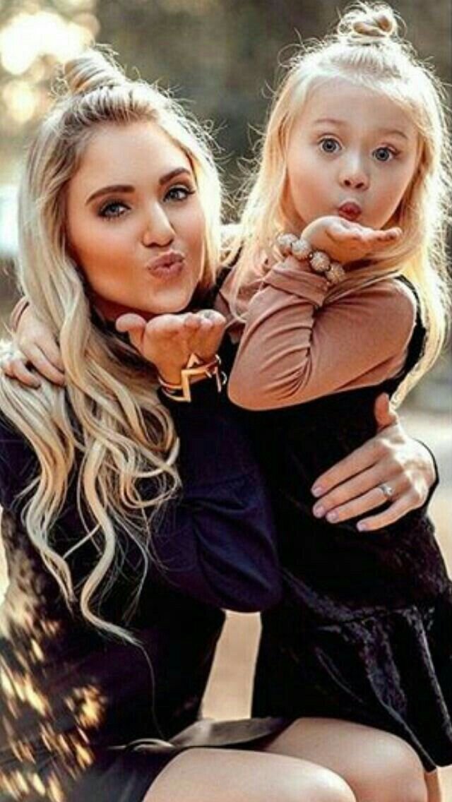 С детства в этих красивых созданиях 
Утопает мальчишеский взгляд 
В их веселых бантах и косичках 
Зарождается женская страсть

Расцветая в объятиях вселенной
Под циркадные ритмы луны
Выражая свою бесконечность
Жив в них давний секрет красоты

И о чем бы не шли разговоры 
И за что б не дрались мужики
Всё для них все мечты и итоги,
Все победы и годы для них

Всё чего достигают мужчины
Отражается в их зеркалах 
Для него нет прекрасней картины 
Чем любимая в ярких цветах

И когда бесконечность восьмерки
Начинает топить зимний март
Тают мальчики да и не только
Старики начинают пархать

И сегодня девчонки и мамы 
Жёны, сёстры , подруги и нет
Будьте в счастье своём многогранны 
Вы наш смысл  сотни , тысячи лет.