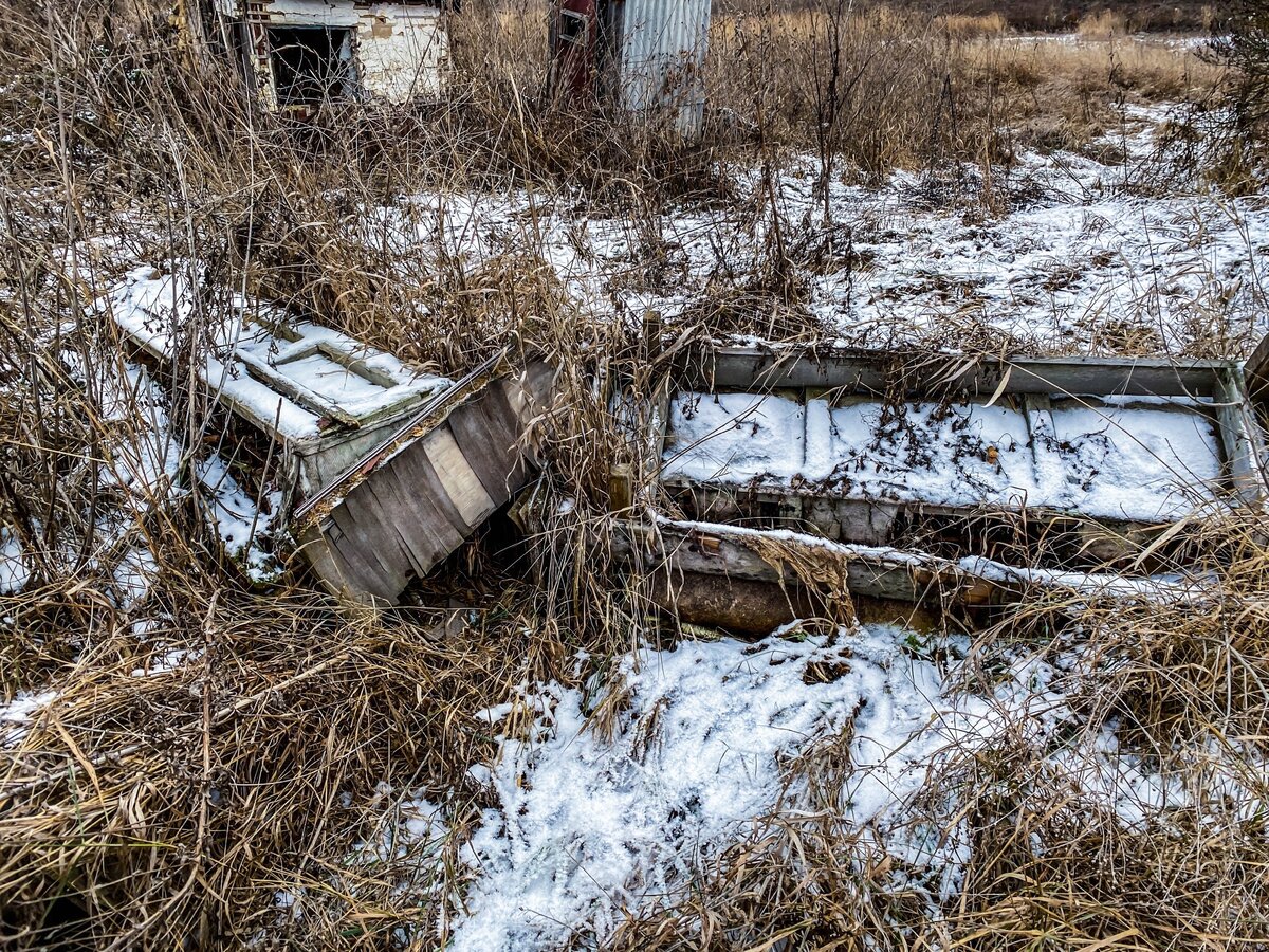 Заброшенный дом в покинутой людьми деревне. Перед домом нашли некоторые  предметы, оставшиеся от прежних жителей | Прекрасное рядом | Дзен