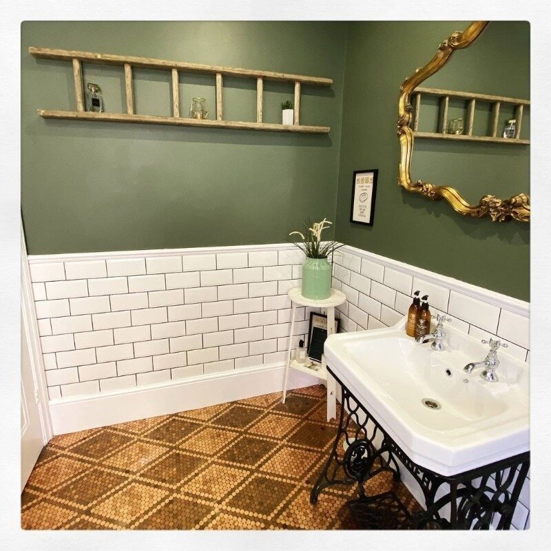 Полка из старой лестницы. Фото: instagram.com/p/B_FmKLfANop/