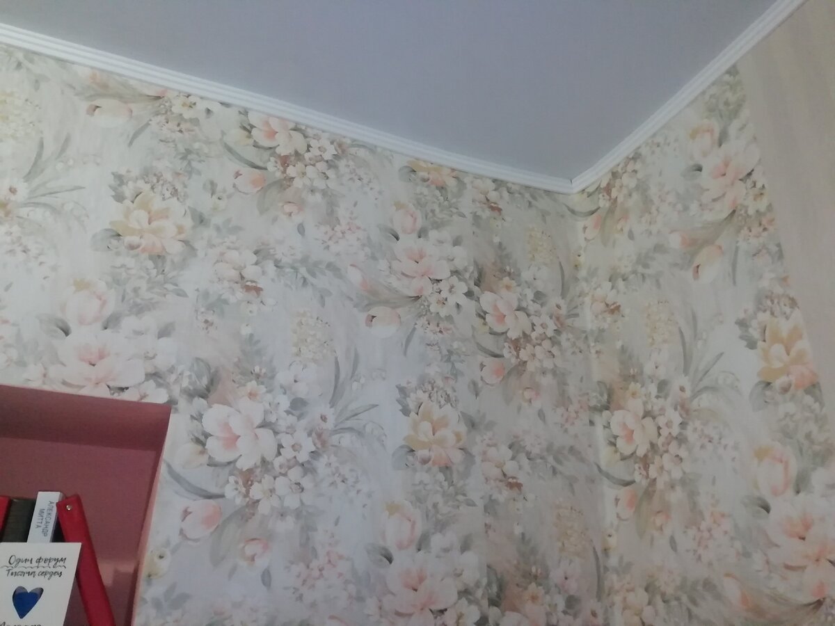 обои цветы и чистый беж, натяжные потолки, ниши в стене