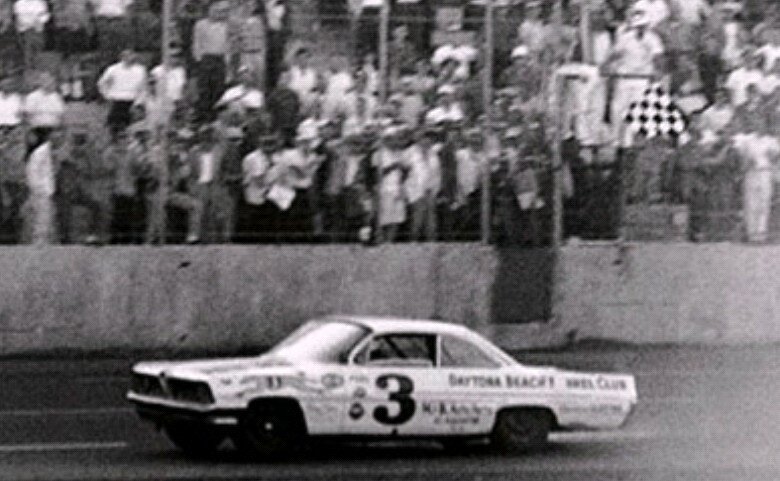 Понтиак Пирсона на финише гонки World 600 1961 года.