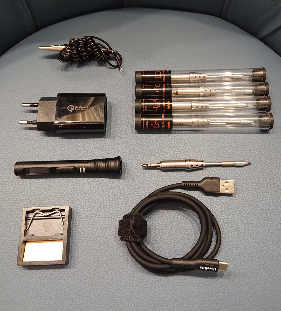 У меня почти самая "жирная" комплектация, есть даже подставочка с губкой для чистки жала, не хватает только чехла, мне он как-то внешне не очень зашел. БП из комплекта довольно увесистный, с гордой надписью "Qualcomm".