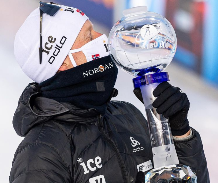 Йоханнес Бё с большим хрустальным глобусом за победу в Кубке мира (2020/2021).