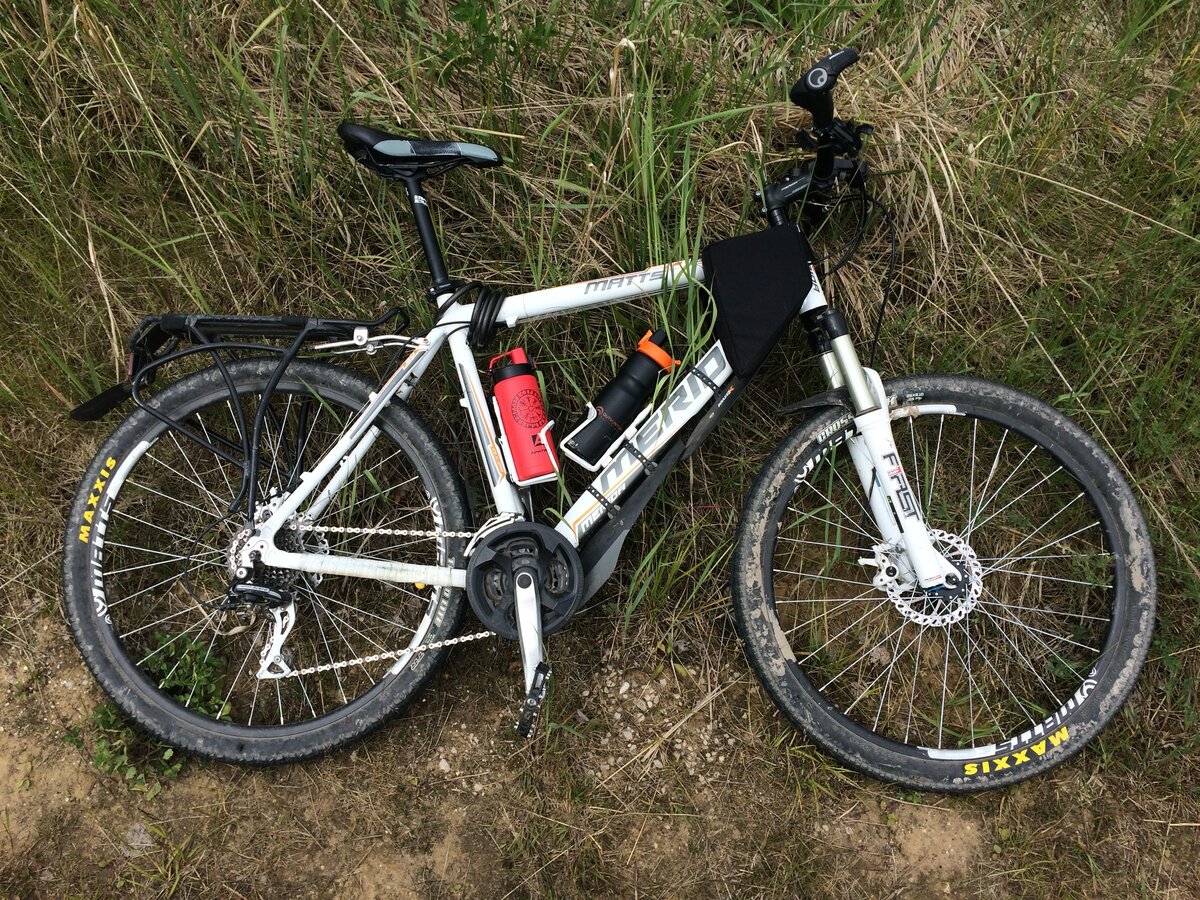 Увы, у меня совершенно не сохранилось ранних фото моего первого велосипеда. Здесь ему уже 7 лет, он прошёл некоторые технические модернизации, а я уже легко проезжаю на нём больше 100 км в день. Не каждый день, конечно :-)