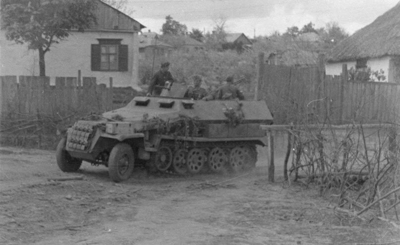 Немецкий средний БТР Sd.Kfz.251. Обратите внимание на то, как близко передние колеса расположены к гусеницам