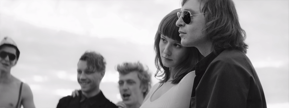 Наталья (Ирина Старшенбаум) и Майк (Рома Зверь) впервые слушают Цоя. К/ф «Лето». 