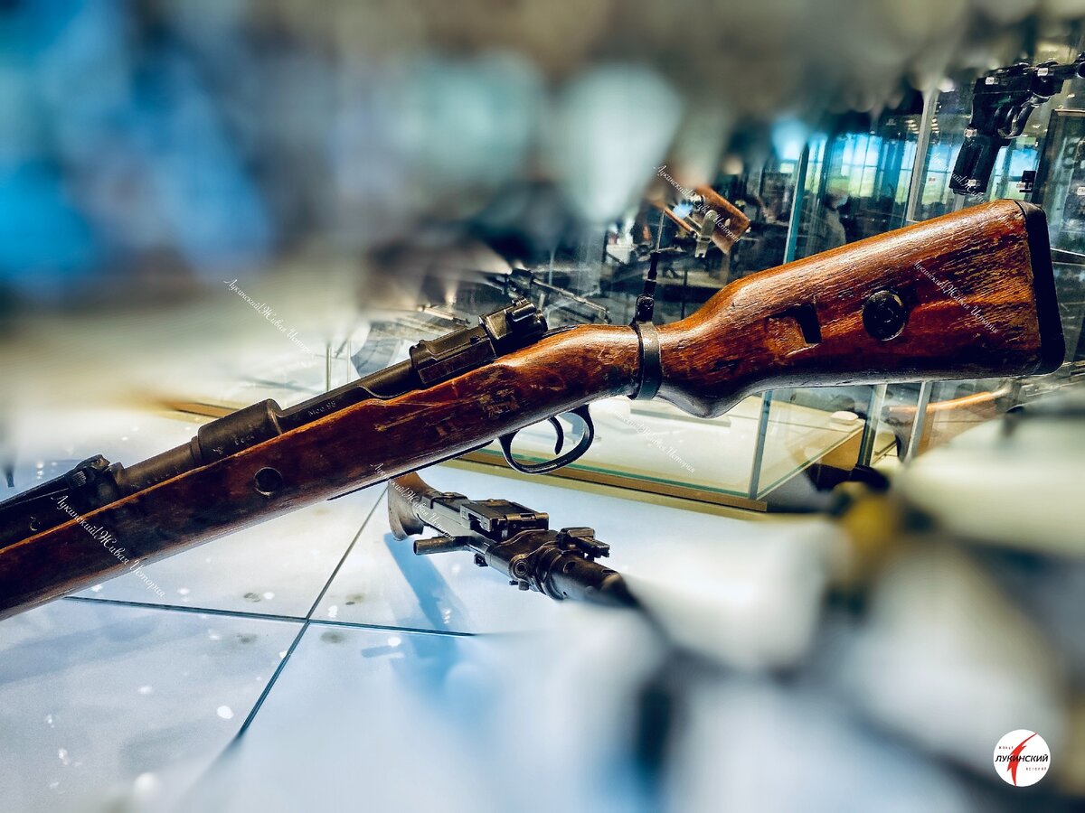 на ствольной коробке вверху слева выбит орел со свастикой. это не нацистский фанатизм, а нацистский ГОСТ. в данном случае клеймо испытания оружия на прочность