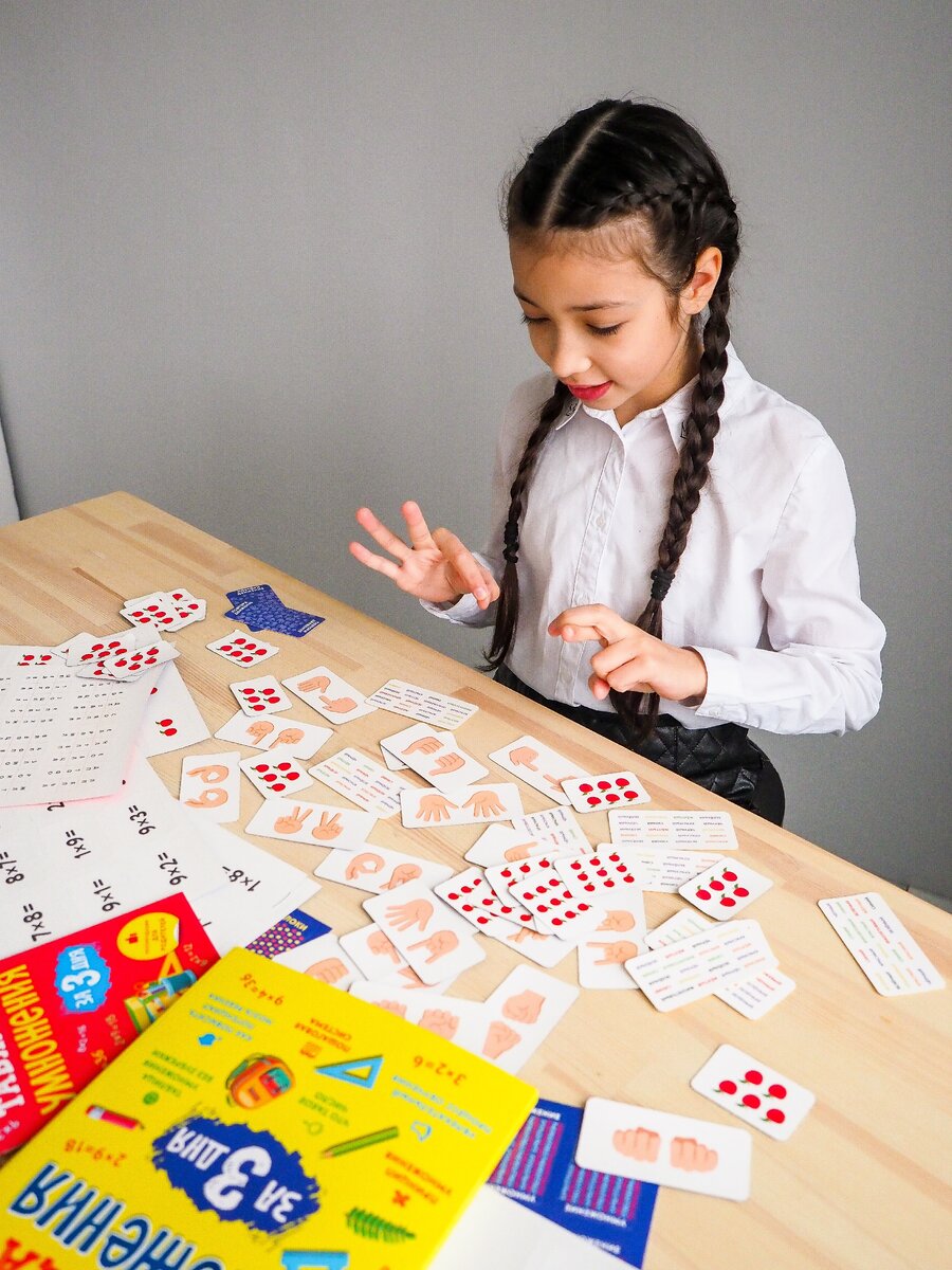 Ведь он уже умеет или скоро научится считать, поэтому сможет правильно обращаться с деньгами. 