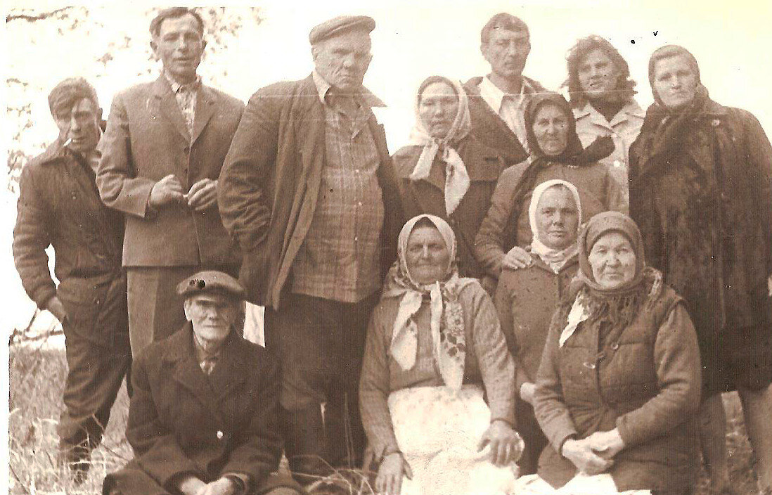 Салов Денис Никитич (стоит в центре) по прозвищу "солянок", 1970-е годы, Соловьёвка