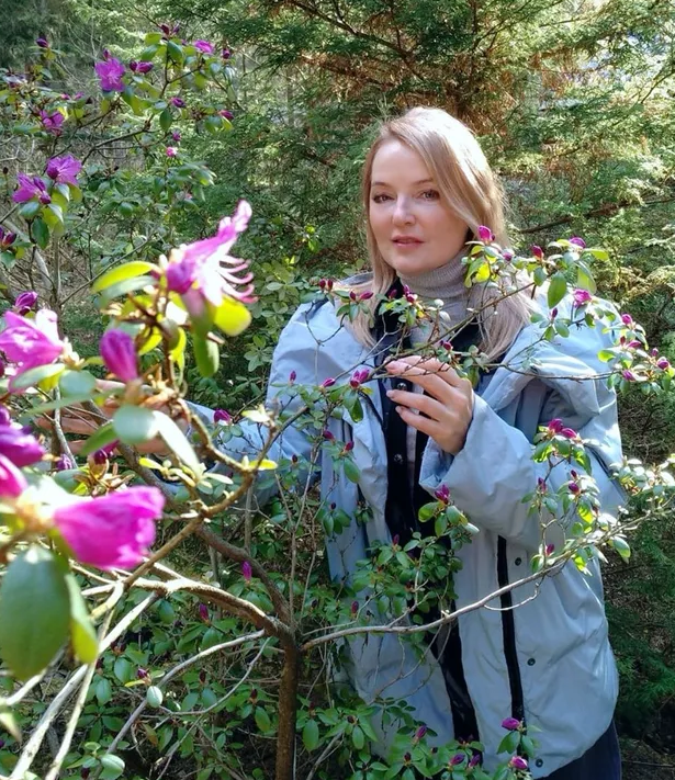 Лариса Вербицкая в своём саду.Фото Яндекс.Картинки.