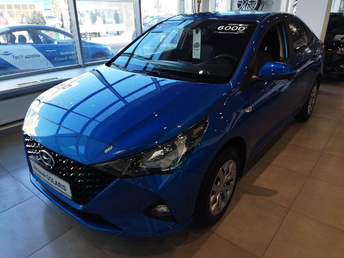 Новый Hyundai Solaris в автосалоне (Фотография автора) 