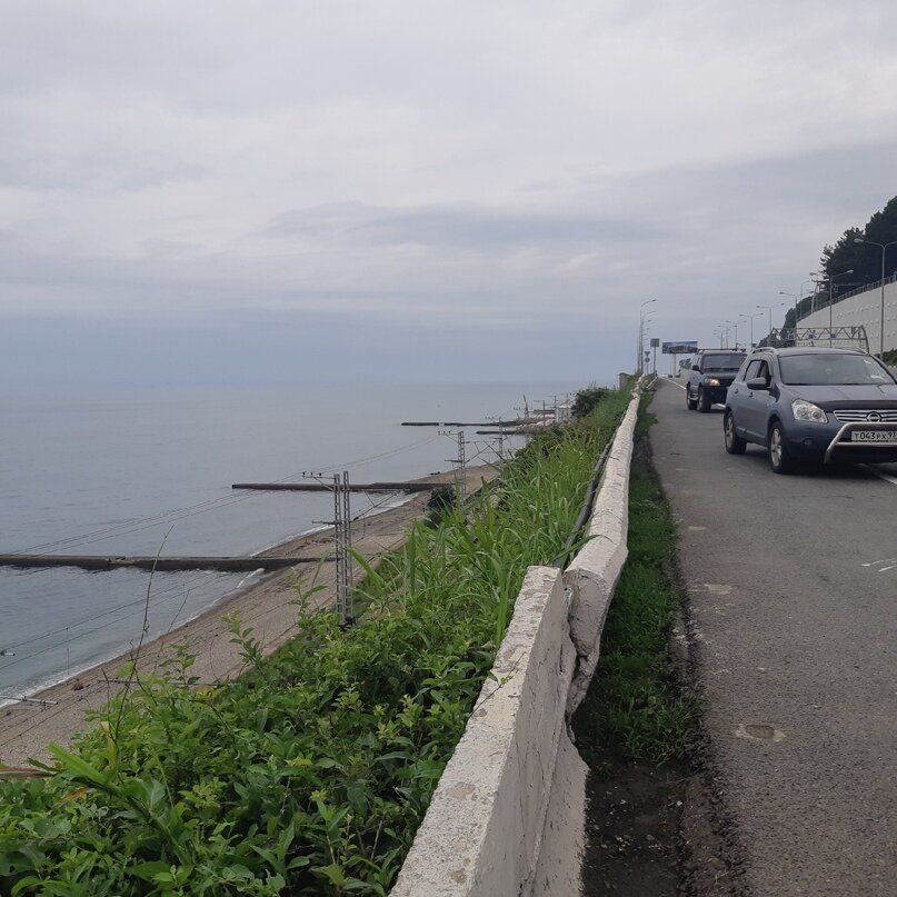 Внизу от эстакады - пляжи "Красный штурм"  и"Спутника" 