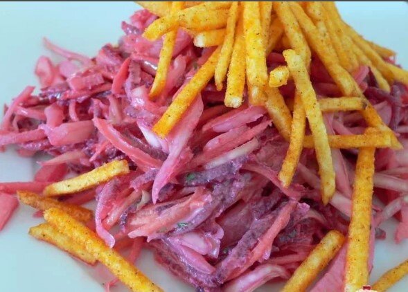 Салат с овощами и ветчиной