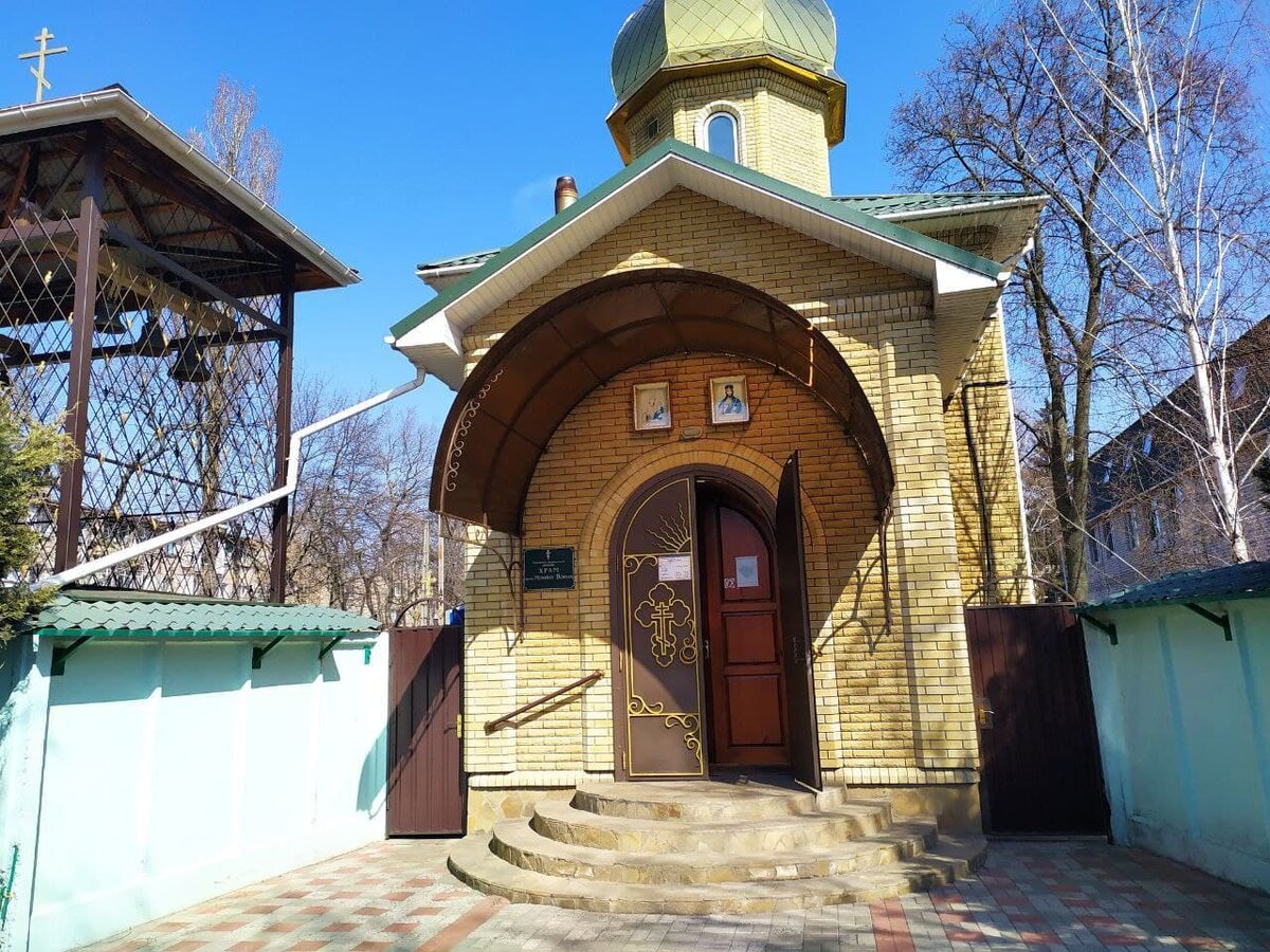 Иду в храм к знакомому батюшке, чтобы пообщаться на интересующую меня тему 