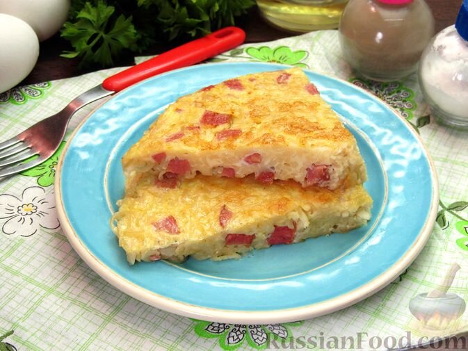 яйца, лапша быстрого приготовления, колбаса, соль, перец чёрный молотый, масло растительное