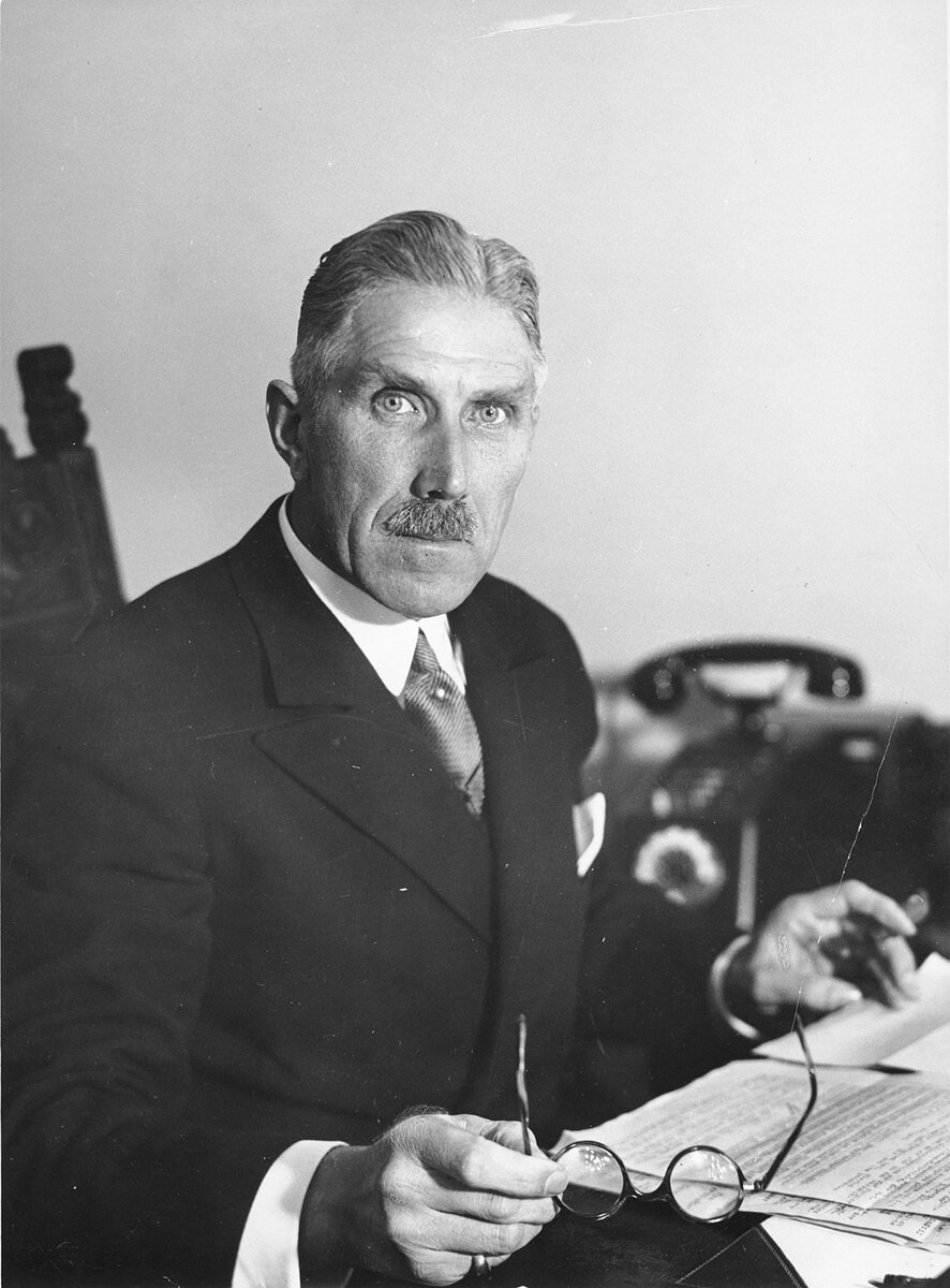 Канцлер, над которым смеялись все. Последним смеялся, правда, все равно он - позже он вошел в состав правительство Гитлера