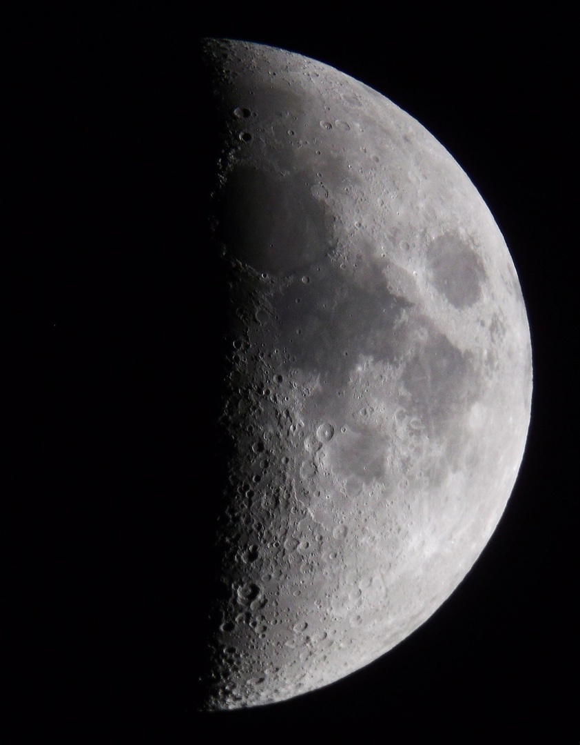 Луна в первой четверти. Снимок автора.